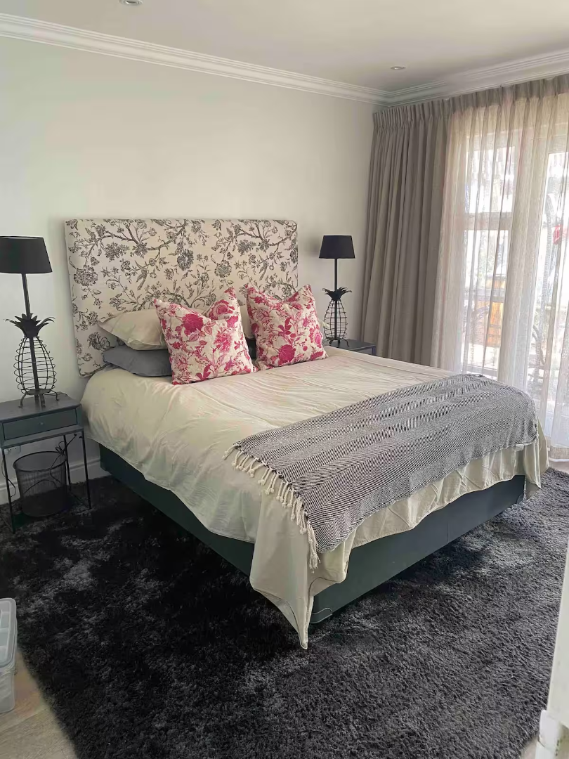 To Let 4 Bedroom Property for Rent in Lake Michelle Western Cape
